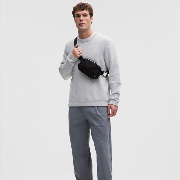 NWT Lululemon Everywhere Belt Bag *L Monogram Jacquard
LLL Geo Pattern Jacquard - Picture 2 of 10